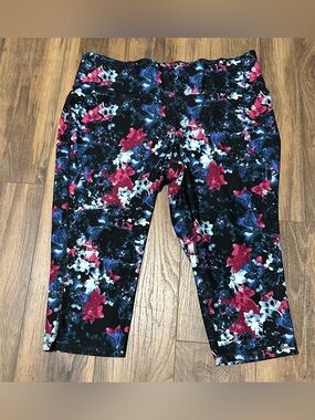 New Livi Lane Bryant Plus Cropped Leggings Abstract 22/24 NWOT